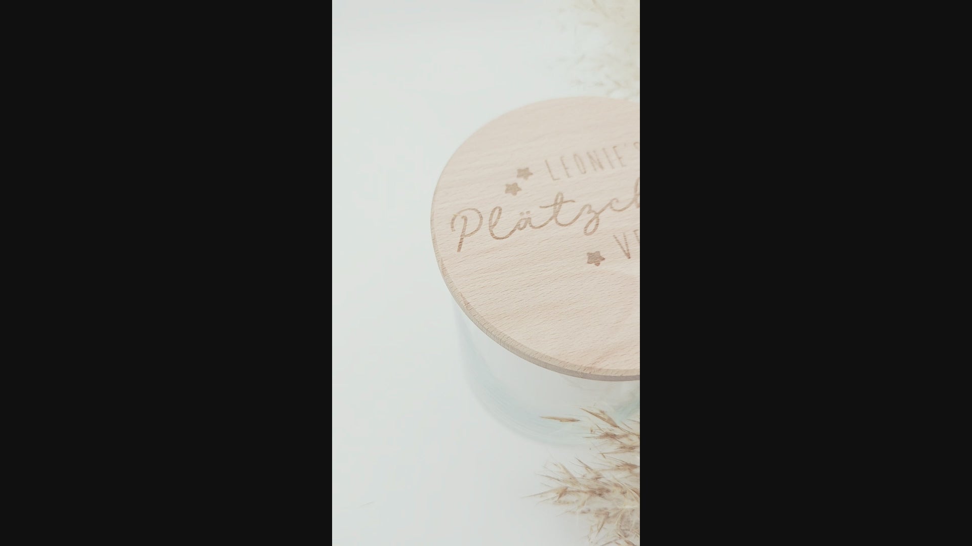 „Personalisierbares Plätzchenglas mit graviertem Holzdeckel ‚Leonie’s Plätzchenversteck‘, gefüllt mit Stern-Plätzchen – natürliches, helles Scandi-Design.“