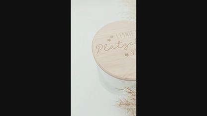 „Personalisierbares Plätzchenglas mit graviertem Holzdeckel ‚Leonie’s Plätzchenversteck‘, gefüllt mit Stern-Plätzchen – natürliches, helles Scandi-Design.“