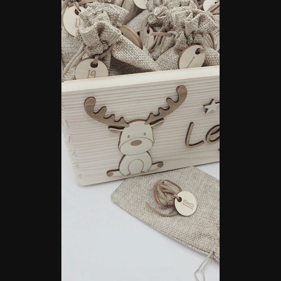Adventskalender aus Holz mit 24 Jutesäckchen und Zahlenanhängern