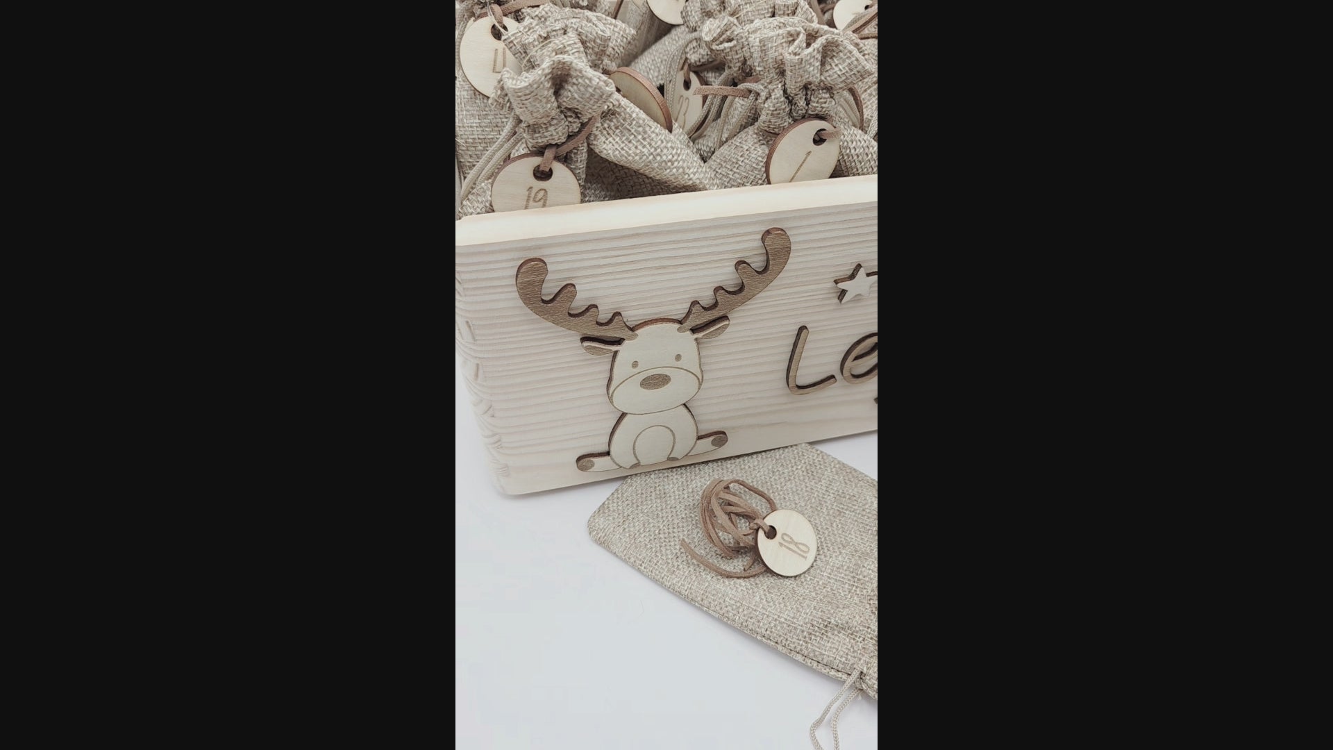 Adventskalender aus Holz mit 24 Jutesäckchen und Zahlenanhängern