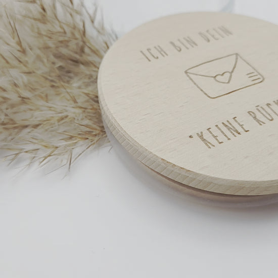Geschenkglas aus klarem Glas mit hochwertigem Buchenholzdeckel und feiner Lasergravur „Ich bin dein – keine Rückgaben“. Liebevolle Geschenkidee für Partner, Freundin oder Freund, ideal als Valentinstag Geschenk, Jahrestag Geschenk oder kleine Aufmerksamkeit zwischendurch. Das Glas eignet sich perfekt zum Befüllen mit Süßigkeiten, Pralinen oder persönlichen Botschaften. Nachhaltiges Vorratsglas im minimalistischen Scandi Stil. Süßigkeiten nicht enthalten.