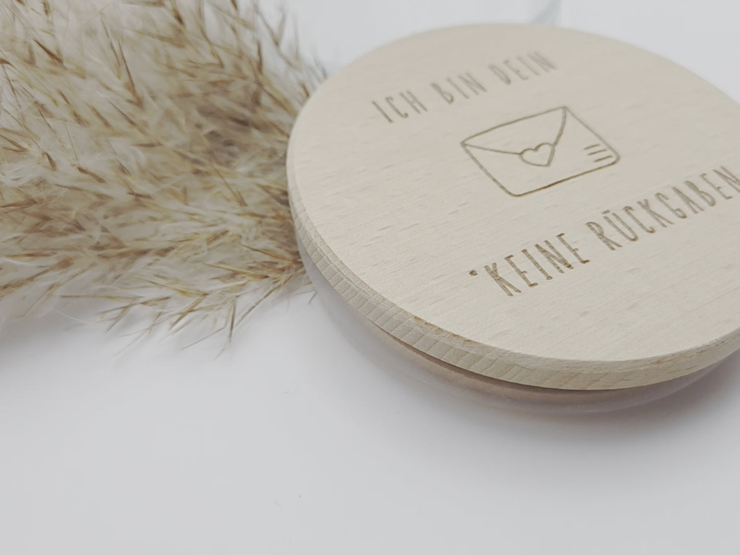 Geschenkglas aus klarem Glas mit hochwertigem Buchenholzdeckel und feiner Lasergravur „Ich bin dein – keine Rückgaben“. Liebevolle Geschenkidee für Partner, Freundin oder Freund, ideal als Valentinstag Geschenk, Jahrestag Geschenk oder kleine Aufmerksamkeit zwischendurch. Das Glas eignet sich perfekt zum Befüllen mit Süßigkeiten, Pralinen oder persönlichen Botschaften. Nachhaltiges Vorratsglas im minimalistischen Scandi Stil. Süßigkeiten nicht enthalten.