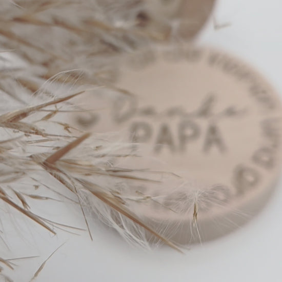 Magnetischer Flaschenöffner Papa aus Holz mit Gravur Danke Papa für all die kleinen und großen Dinge, perfektes Vatertagsgeschenk, Geschenk Papa, bester Papa Geschenkidee, Geschenk Vatertag, Papa Geschenk Geburtstag, Geschenk für Papa, Vater Geschenk Flaschenöffner, Papa Flaschenöffner mit Magnet für Kühlschrank, vatertag flaschenöffner personalisiert, hochwertiger Holz Flaschenöffner Papa, kleines Geschenk große Bedeutung, liebevolles Geschenk Vater, modernes Skandi Design Küche Accessoire
