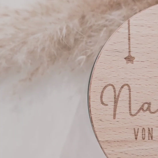 Runder Holzdeckel mit graviertem Schriftzug „Naschglas von Luisa“ und Sternanhängern, auf Glas liegend – personalisierte Geschenkidee.