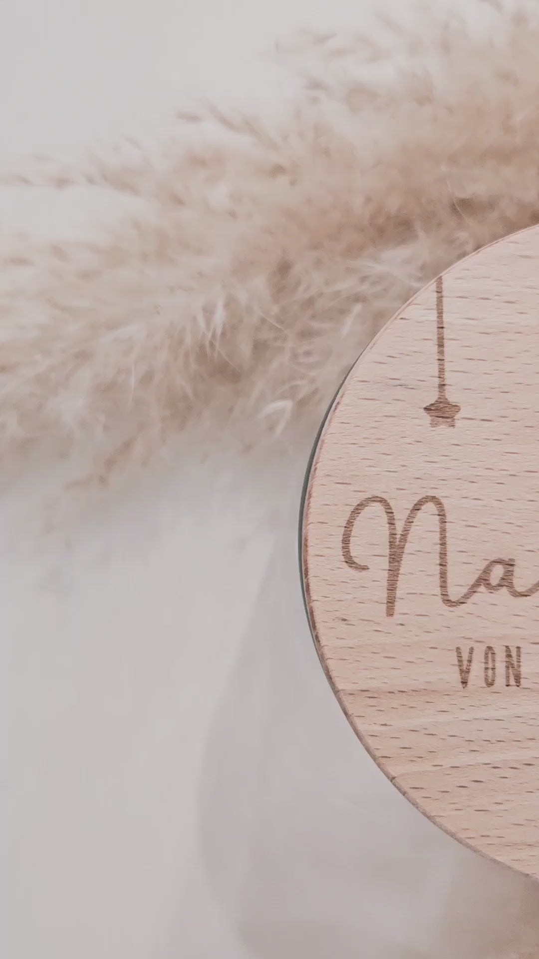 Runder Holzdeckel mit graviertem Schriftzug „Naschglas von Luisa“ und Sternanhängern, auf Glas liegend – personalisierte Geschenkidee.