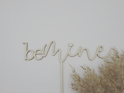 Blumenstraußstecker be mine aus Holz als romantischer Blumen Topper für Valentinstag Geschenk, Geschenk für Partner, Geschenk für Freundin oder Freund. Hochwertiger Blumenstecker aus Holz mit Schriftzug be mine und Herz, perfekt für Blumenstrauß, Trockenblumen, Vase oder Geschenkdekoration. Ideale Geschenkidee zum Valentinstag, Jahrestag, Hochzeit oder Verlobung. Moderner Boho und Scandi Stil, handgemacht, natürlich, zeitlos, liebevolle Holz Deko von Leo & Lu.