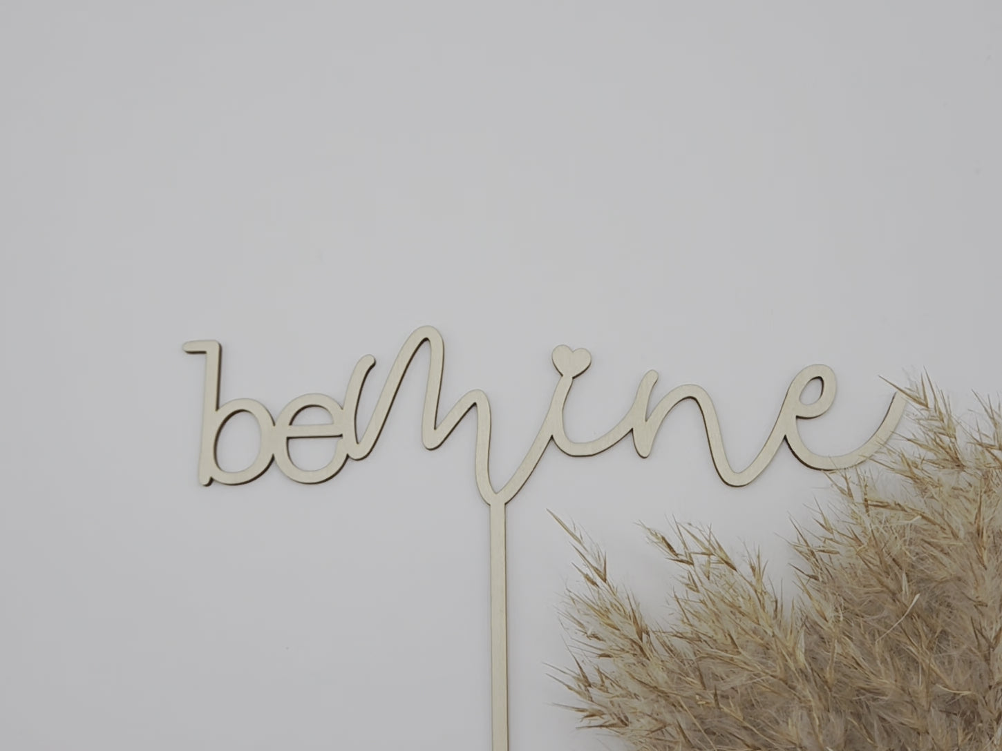 Blumenstraußstecker be mine aus Holz als romantischer Blumen Topper für Valentinstag Geschenk, Geschenk für Partner, Geschenk für Freundin oder Freund. Hochwertiger Blumenstecker aus Holz mit Schriftzug be mine und Herz, perfekt für Blumenstrauß, Trockenblumen, Vase oder Geschenkdekoration. Ideale Geschenkidee zum Valentinstag, Jahrestag, Hochzeit oder Verlobung. Moderner Boho und Scandi Stil, handgemacht, natürlich, zeitlos, liebevolle Holz Deko von Leo & Lu.