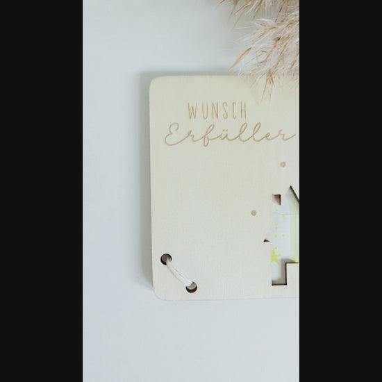 Scandi-Holzkarte mit filigranem Weihnachtsdorf und Schneeflocken-Lasercut – Weihnachtskarte für Geldgeschenke.