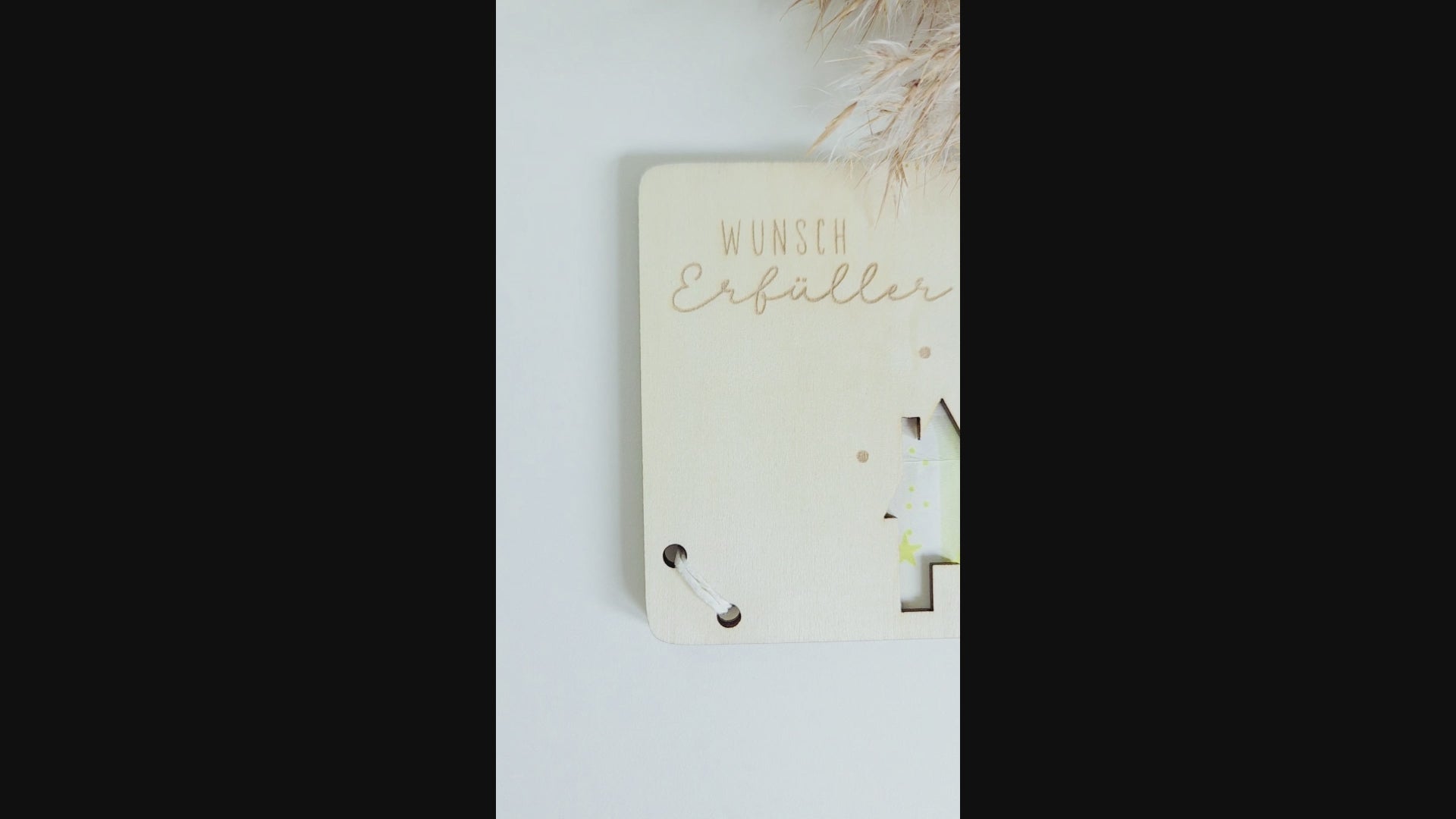 Scandi-Holzkarte mit filigranem Weihnachtsdorf und Schneeflocken-Lasercut – Weihnachtskarte für Geldgeschenke.