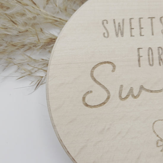 Dekoratives Geschenkglas aus transparentem Glas mit hochwertigem Buchenholzdeckel und liebevoller Lasergravur „Sweets for my Sweet“. Das Glas wird leer geliefert und eignet sich ideal zum individuellen Befüllen mit Süßigkeiten, Pralinen oder kleinen Überraschungen. Zeitloses, minimalistisches Design im Scandi Stil, perfekt als Geschenk zum Valentinstag, Geburtstag, Jahrestag oder für einen Herzensmenschen. Nachhaltig, hochwertig und wiederverwendbar.