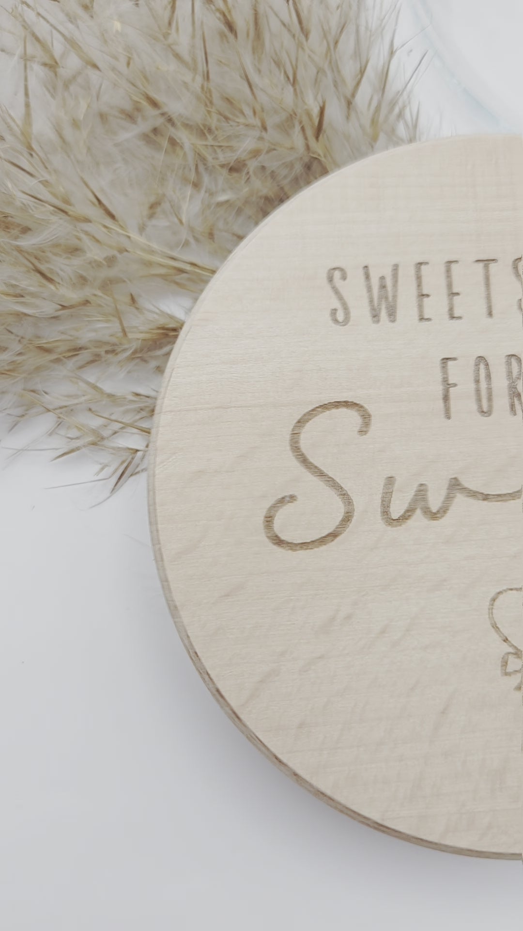 Dekoratives Geschenkglas aus transparentem Glas mit hochwertigem Buchenholzdeckel und liebevoller Lasergravur „Sweets for my Sweet“. Das Glas wird leer geliefert und eignet sich ideal zum individuellen Befüllen mit Süßigkeiten, Pralinen oder kleinen Überraschungen. Zeitloses, minimalistisches Design im Scandi Stil, perfekt als Geschenk zum Valentinstag, Geburtstag, Jahrestag oder für einen Herzensmenschen. Nachhaltig, hochwertig und wiederverwendbar.
