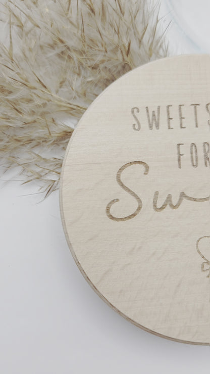 Dekoratives Geschenkglas aus transparentem Glas mit hochwertigem Buchenholzdeckel und liebevoller Lasergravur „Sweets for my Sweet“. Das Glas wird leer geliefert und eignet sich ideal zum individuellen Befüllen mit Süßigkeiten, Pralinen oder kleinen Überraschungen. Zeitloses, minimalistisches Design im Scandi Stil, perfekt als Geschenk zum Valentinstag, Geburtstag, Jahrestag oder für einen Herzensmenschen. Nachhaltig, hochwertig und wiederverwendbar.