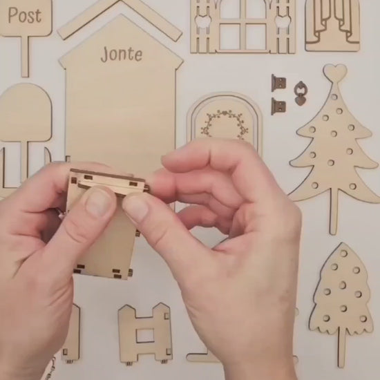 Personalisierte Wichteltür aus Holz mit Namen, Weihnachtsdeko im skandinavischen Stil, Kinderzimmer Dekoration mit Leiter, Bäumchen und Postkasten