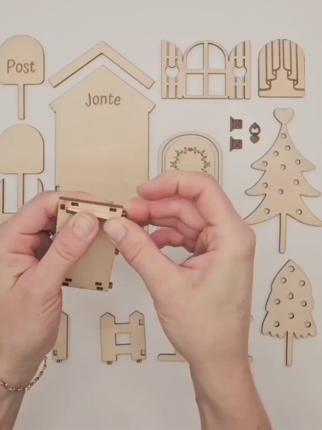 Personalisierte Wichteltür aus Holz mit Namen, Weihnachtsdeko im skandinavischen Stil, Kinderzimmer Dekoration mit Leiter, Bäumchen und Postkasten