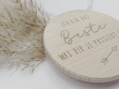 Hochwertiges Geschenkglas aus klarem Glas mit massivem Buchenholzdeckel und feiner Lasergravur „Ich bin das Beste was dir je passiert ist“. Stilvolles Vorratsglas im skandinavischen Design als Geschenkidee für Valentinstag, Geburtstag, Muttertag oder Jahrestag. Modernes Dekoglas zum individuellen Befüllen mit Süßigkeiten, Pralinen oder kleinen Aufmerksamkeiten. Perfektes Geschenk für Lieblingsmensch, Partner, Freundin oder Familie. Süßigkeiten nicht enthalten.