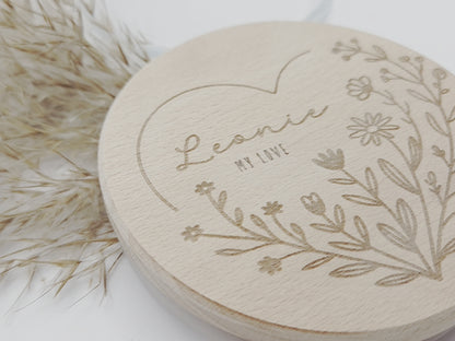 Personalisiertes Geschenkglas mit graviertem Holzdeckel und floraler Lasergravur im Scandi-Stil, liebevolle Geschenkidee für Valentinstag, Muttertag oder Vatertag