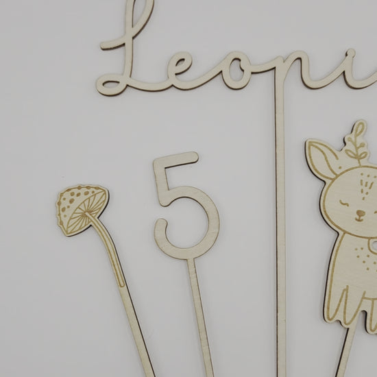 Personalisierter Cake Topper aus Holz mit Name Leonie und Zahl 5 im Waldtiere Design für Kindergeburtstag. Hochwertiger Holz Tortenstecker mit Reh Motiv, graviert und gelasert, perfekte Tortendeko für Naked Cake, Boho Geburtstag, Natur Kinderparty und Scandi Geburtstagsdeko. Nachhaltige Cake Topper personalisiert mit Name und Alter, Waldtier Party Dekoration für Mädchen und Jungen, individuelle Holz Geburtstagsdeko für 1. 2. 3. 4. 5. Geburtstag handgefertigt von Leo&Lu.