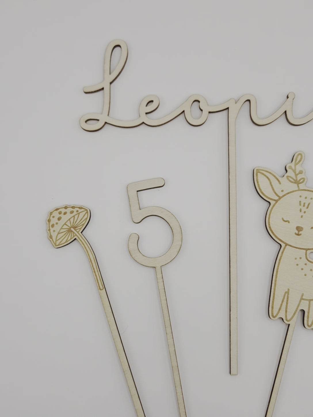 Personalisierter Cake Topper aus Holz mit Name Leonie und Zahl 5 im Waldtiere Design für Kindergeburtstag. Hochwertiger Holz Tortenstecker mit Reh Motiv, graviert und gelasert, perfekte Tortendeko für Naked Cake, Boho Geburtstag, Natur Kinderparty und Scandi Geburtstagsdeko. Nachhaltige Cake Topper personalisiert mit Name und Alter, Waldtier Party Dekoration für Mädchen und Jungen, individuelle Holz Geburtstagsdeko für 1. 2. 3. 4. 5. Geburtstag handgefertigt von Leo&Lu.