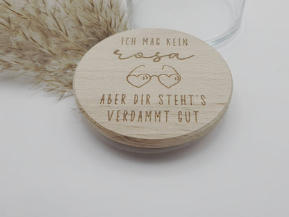 Valentinstag Geschenkglas aus Glas mit graviertem Buchenholzdeckel und humorvollem Liebesspruch, gefüllt mit rosafarbenen Herzschokoladen. Romantisches Geschenk zum Valentinstag für Partner, Freundin, Freund, Ehepartner oder Liebespaar. Hochwertiges Geschenkglas im modernen Scandi Design, handgemacht und dekorativ. Ideal als Liebesgeschenk, Valentinstagsgeschenk, Jahrestagsgeschenk oder kleine Aufmerksamkeit mit Schokolade, Pralinen oder Süßigkeiten. Stilvolle Geschenkidee mit Holzdeckel für Zuhause.