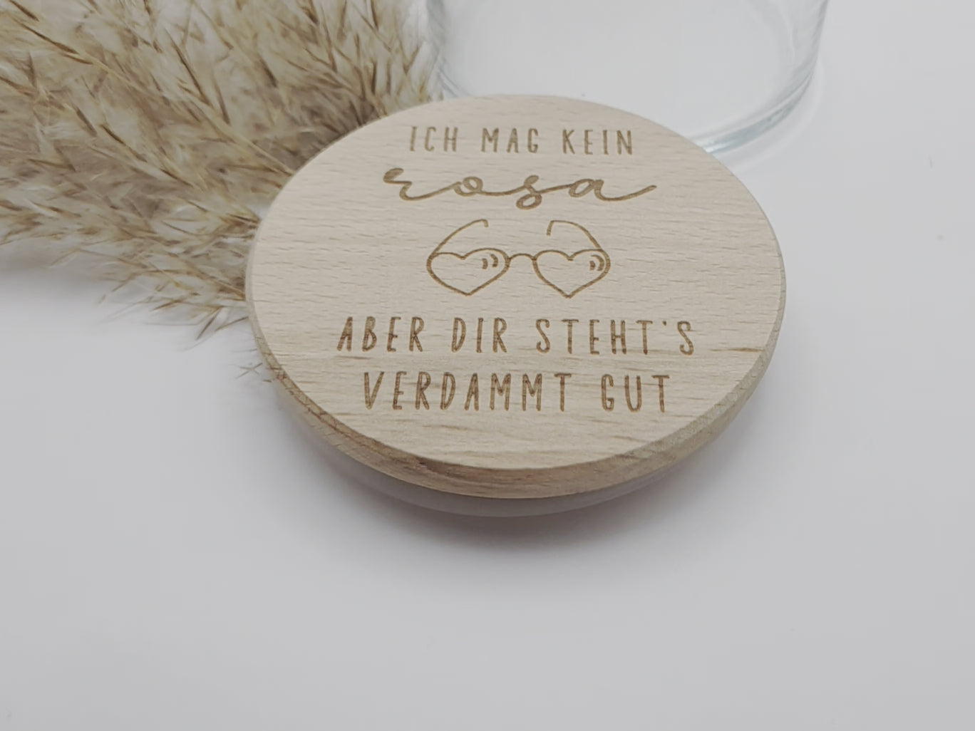 Valentinstag Geschenkglas aus Glas mit graviertem Buchenholzdeckel und humorvollem Liebesspruch, gefüllt mit rosafarbenen Herzschokoladen. Romantisches Geschenk zum Valentinstag für Partner, Freundin, Freund, Ehepartner oder Liebespaar. Hochwertiges Geschenkglas im modernen Scandi Design, handgemacht und dekorativ. Ideal als Liebesgeschenk, Valentinstagsgeschenk, Jahrestagsgeschenk oder kleine Aufmerksamkeit mit Schokolade, Pralinen oder Süßigkeiten. Stilvolle Geschenkidee mit Holzdeckel für Zuhause.