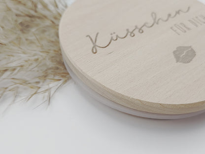 Dekoratives Geschenkglas aus klarem Glas mit hochwertigem Buchenholzdeckel und feiner Gravur „Küsschen für dich“. Das minimalistische Design im Scandi-Stil macht das Glas zu einer liebevollen Geschenkidee für Valentinstag, Muttertag, Geburtstag oder als kleine Aufmerksamkeit für Herzensmenschen. Ideal zum individuellen Befüllen mit Süßigkeiten oder Botschaften. Die abgebildeten Süßigkeiten sind Dekoration und nicht im Lieferumfang enthalten.