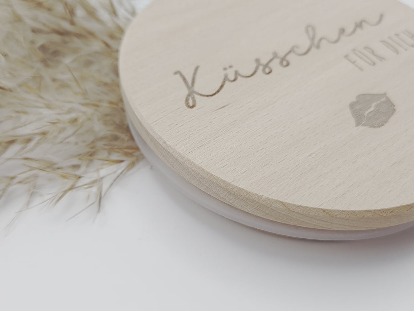Dekoratives Geschenkglas aus klarem Glas mit hochwertigem Buchenholzdeckel und feiner Gravur „Küsschen für dich“. Das minimalistische Design im Scandi-Stil macht das Glas zu einer liebevollen Geschenkidee für Valentinstag, Muttertag, Geburtstag oder als kleine Aufmerksamkeit für Herzensmenschen. Ideal zum individuellen Befüllen mit Süßigkeiten oder Botschaften. Die abgebildeten Süßigkeiten sind Dekoration und nicht im Lieferumfang enthalten.