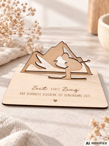 Geschenkkarte aus Holz mit filigranem Skifahrer vor einer Bergkulisse und der Gravur „Zeit statt Zeug – Das schönste Geschenk ist gemeinsame Zeit“. Die besondere Holzkarte eignet sich ideal als Geldgeschenk für Skiurlaub, Skitag oder Winterurlaub sowie als Gutschein für gemeinsame Erlebnisse. Eine kreative Geschenkidee für Skifahrer, Bergliebhaber, Paare, Freunde und Familie zu Geburtstag, Weihnachten oder Jahrestag – natürlich und liebevoll gestaltet.